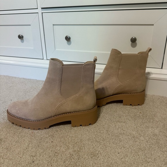 Sam Edelman Beige Suede Chelsea Lug Sole Ankle Boots - Picture 2 of 5